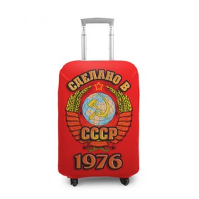 Чехол для чемодана 3D с принтом Сделано в 1976 в городе Новоалтайск, 86% полиэфир, 14% спандекс | двустороннее нанесение принта, прорези для ручек и колес | 1976 | герб | герб россии | год рождения | дата | надпись | россия | сделано | ссср