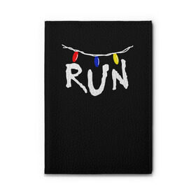 Обложка для автодокументов с принтом Stranger Things RUN в городе Новоалтайск, натуральная кожа |  размер 19,9*13 см; внутри 4 больших “конверта” для документов и один маленький отдел — туда идеально встанут права | Тематика изображения на принте: stranger things | гирлянда | очень странные дела