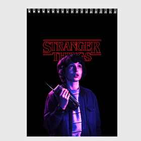 Скетчбук с принтом STRANGER THINGS - Майк в городе Новоалтайск, 100% бумага
 | 48 листов, плотность листов — 100 г/м2, плотность картонной обложки — 250 г/м2. Листы скреплены сверху удобной пружинной спиралью | 011 | down | eleven | netflix | season | series | strange | stranger | things | upside | дела | дина | загадочные | монстр | монстры | одиннадцать | очень | сезон | сериал | сериалы | события | странные | ужасы