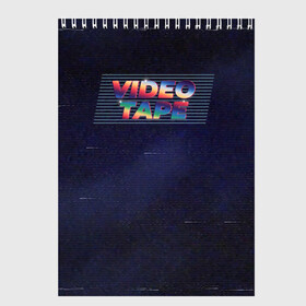 Скетчбук с принтом VHS в городе Новоалтайск, 100% бумага
 | 48 листов, плотность листов — 100 г/м2, плотность картонной обложки — 250 г/м2. Листы скреплены сверху удобной пружинной спиралью | Тематика изображения на принте: 90x | vhs | глитч | касета | кино | помехи | ретро | телевидение | фильм