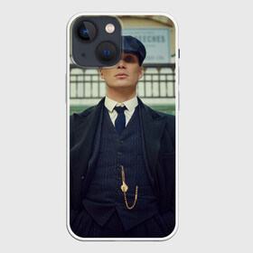 Чехол для iPhone 13 mini с принтом Томас Шелби позирует в городе Новоалтайск,  |  | bandit | cillian murphy | final season | gangster | peaky blinders | thomas shelby | tommy | бандит | гангстер | острые козырьки | сериалы | томас шелби | томми | финальный сезон
